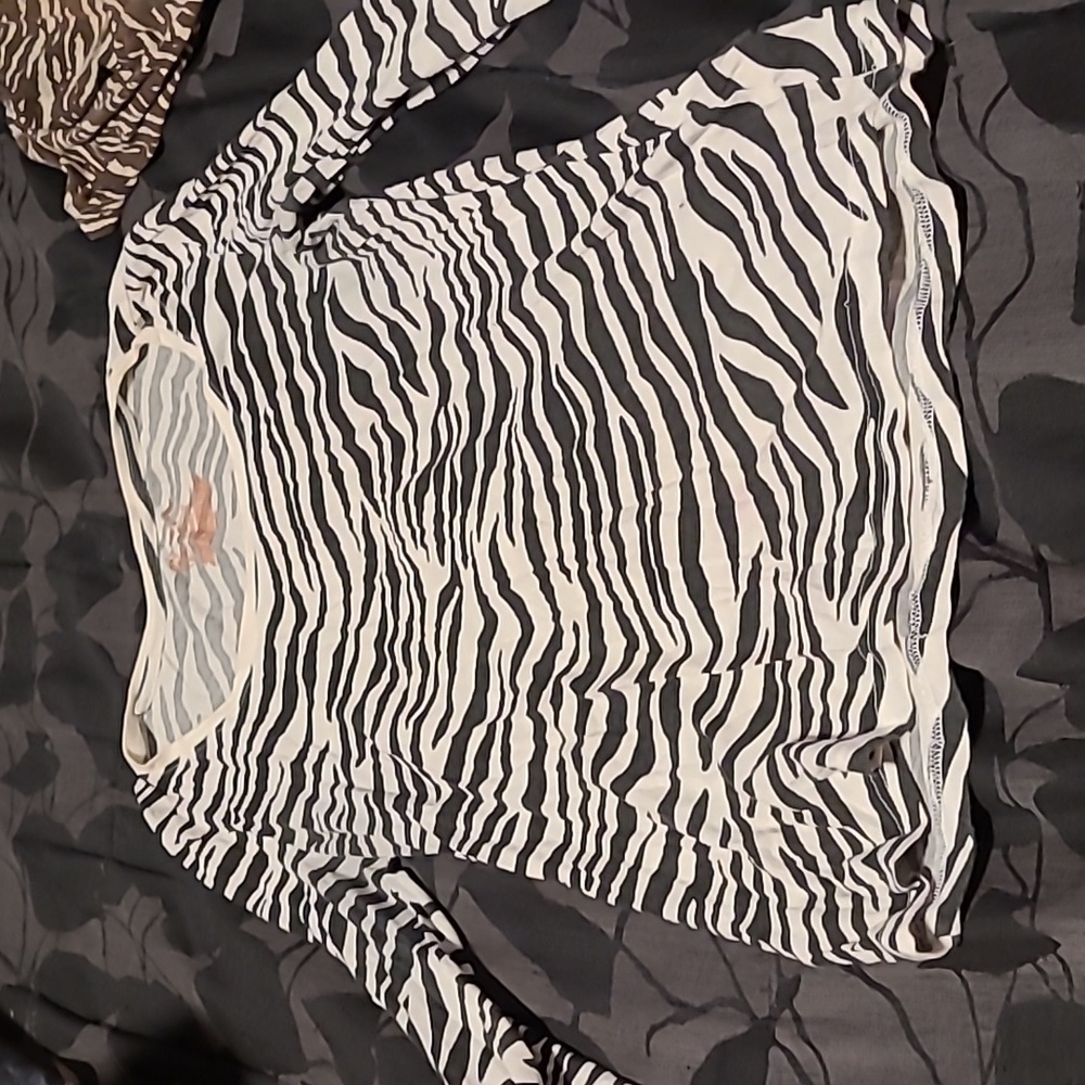 Long sleeve t-shirt zebra stripped No Boundaries